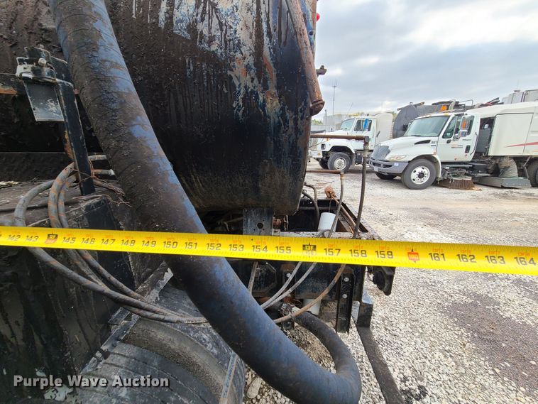 image for item EZ9175 1985 Ford L8000  oil distributor truck