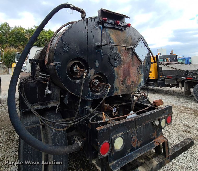 image for item EZ9175 1985 Ford L8000  oil distributor truck