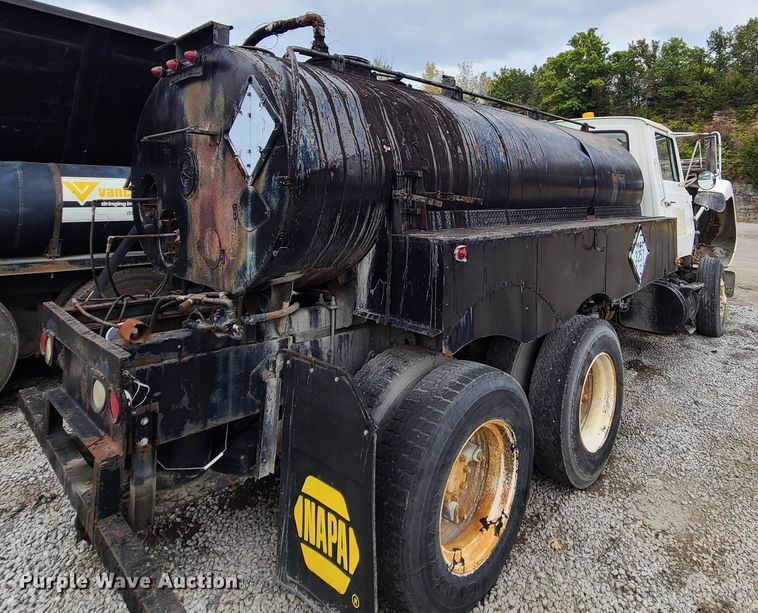 image for item EZ9175 1985 Ford L8000  oil distributor truck