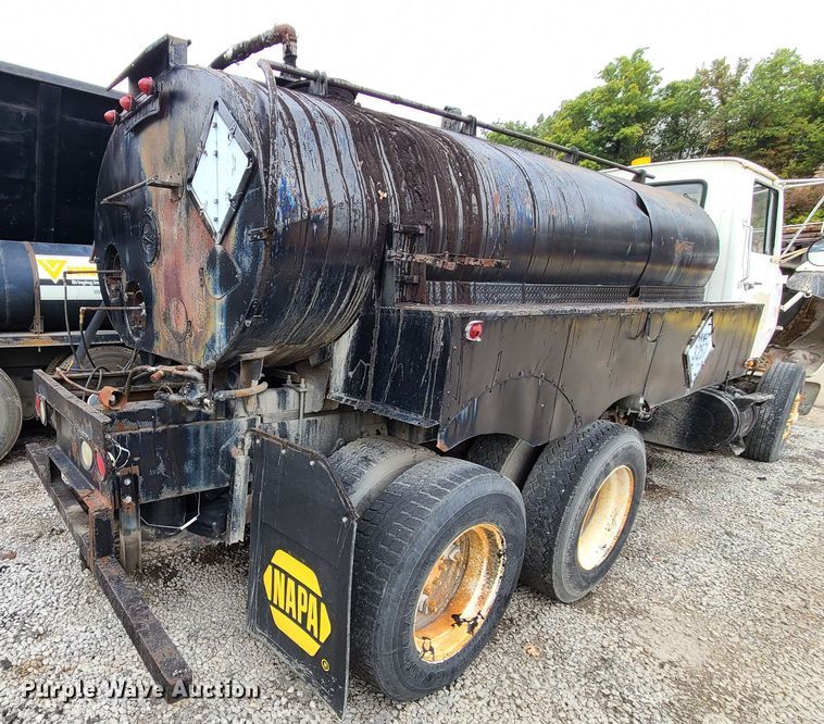 image for item EZ9175 1985 Ford L8000  oil distributor truck