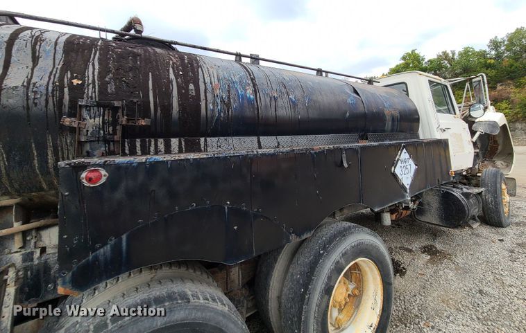 image for item EZ9175 1985 Ford L8000  oil distributor truck