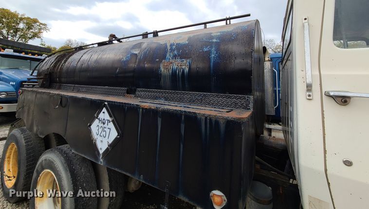 image for item EZ9175 1985 Ford L8000  oil distributor truck