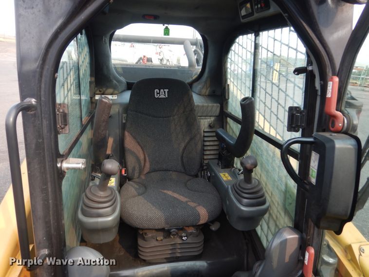 image for item HI9917 2015 Caterpillar 272D2  skid steer loader