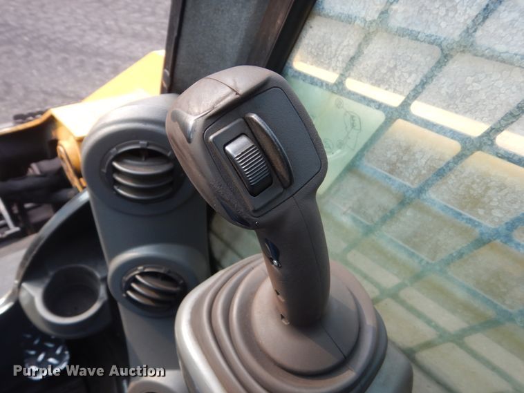 image for item HI9917 2015 Caterpillar 272D2  skid steer loader