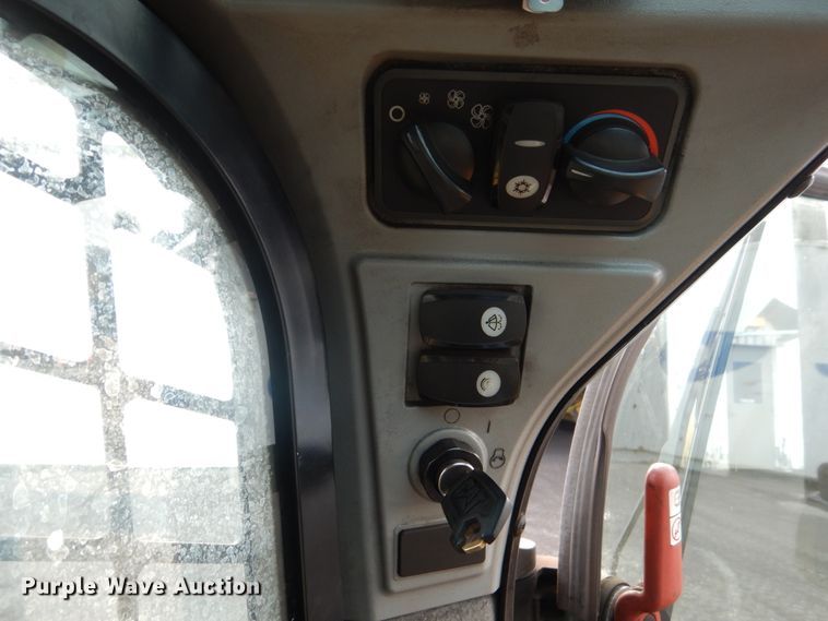 image for item HI9917 2015 Caterpillar 272D2  skid steer loader