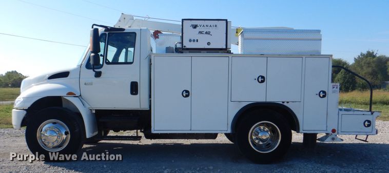 image for item HT9463 2005 International 4300  utility / service truck