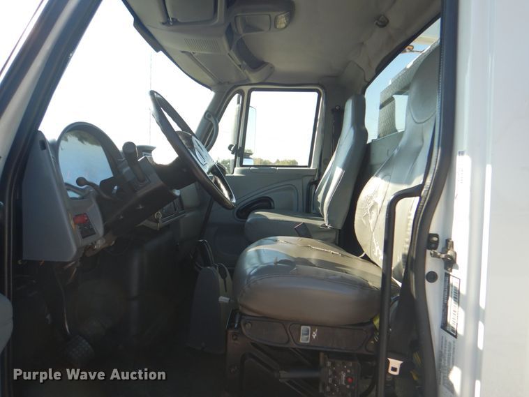 image for item HT9463 2005 International 4300  utility / service truck