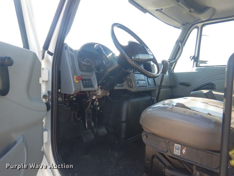 image for item HT9463 2005 International 4300  utility / service truck