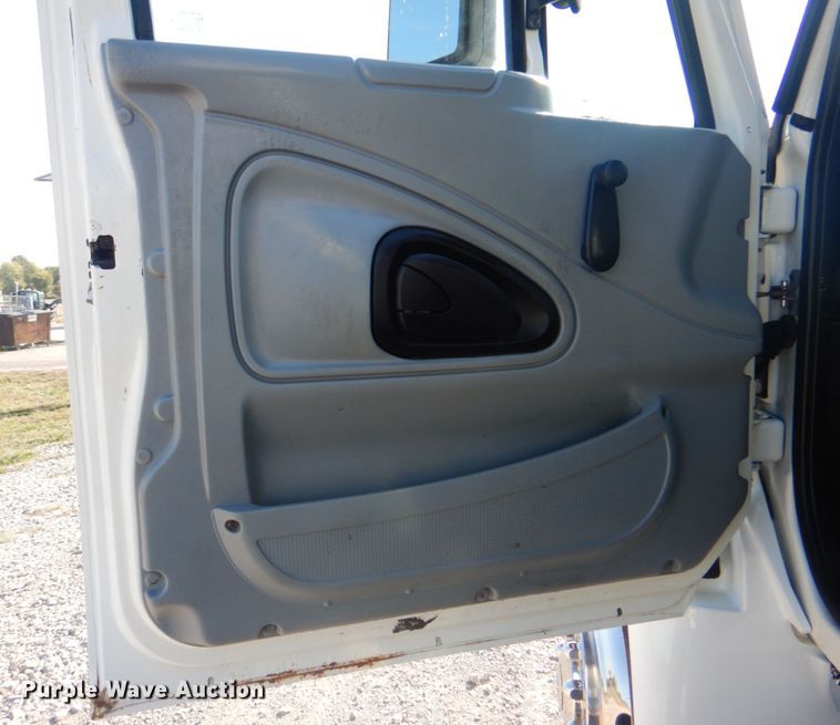 image for item HT9463 2005 International 4300  utility / service truck