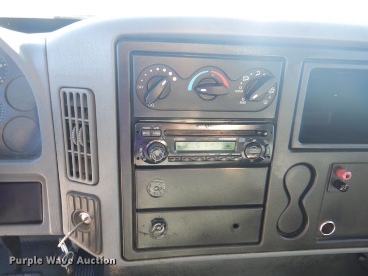 image for item HT9463 2005 International 4300  utility / service truck