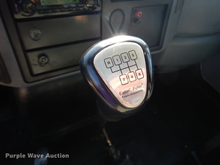 image for item HT9463 2005 International 4300  utility / service truck