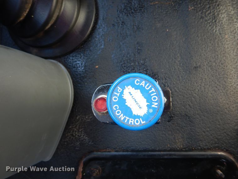 image for item HT9463 2005 International 4300  utility / service truck