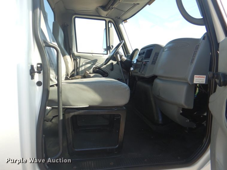 image for item HT9463 2005 International 4300  utility / service truck