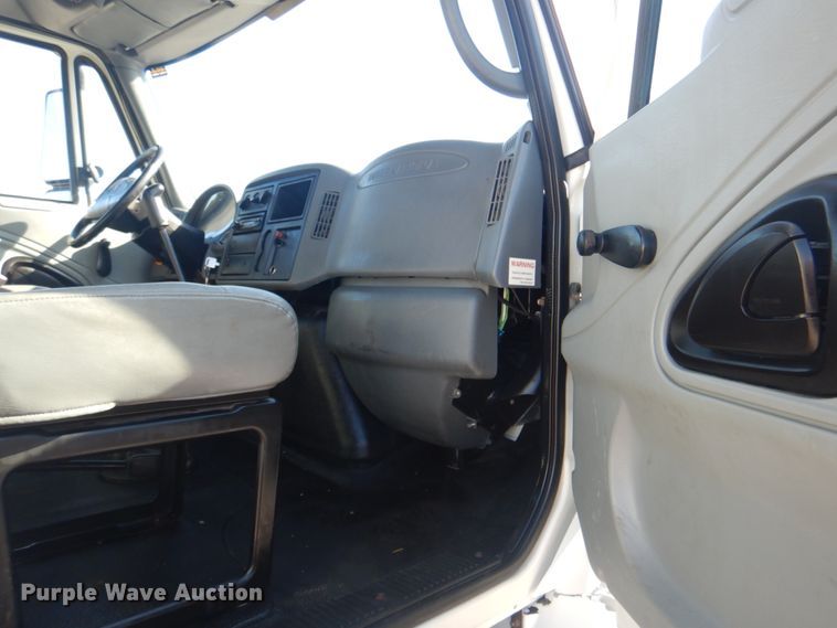 image for item HT9463 2005 International 4300  utility / service truck