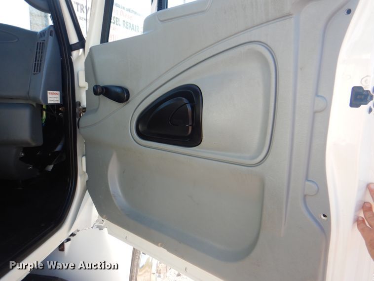 image for item HT9463 2005 International 4300  utility / service truck