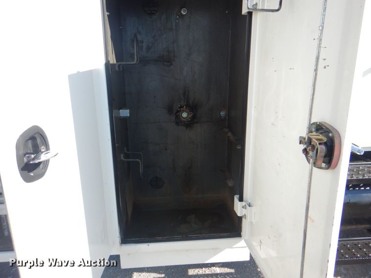 image for item HT9463 2005 International 4300  utility / service truck