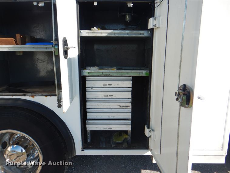 image for item HT9463 2005 International 4300  utility / service truck