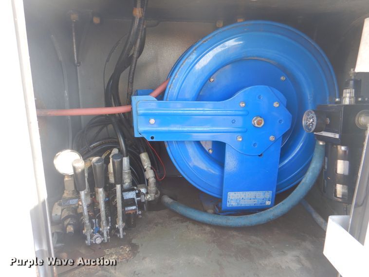 image for item HT9463 2005 International 4300  utility / service truck