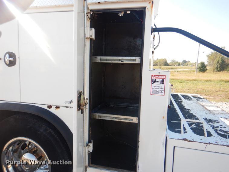 image for item HT9463 2005 International 4300  utility / service truck