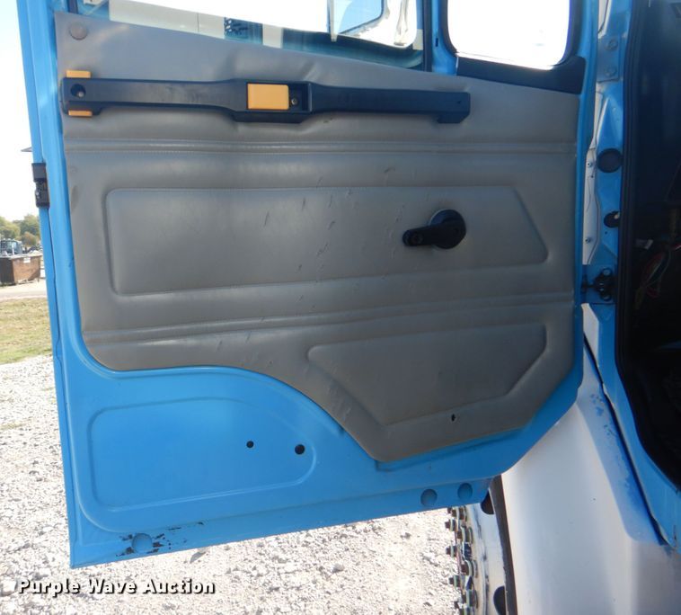 image for item HT9464 2000 Freightliner FL70  utility / service truck