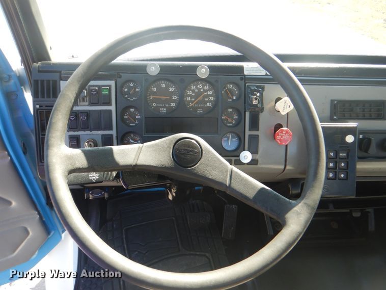 image for item HT9464 2000 Freightliner FL70  utility / service truck