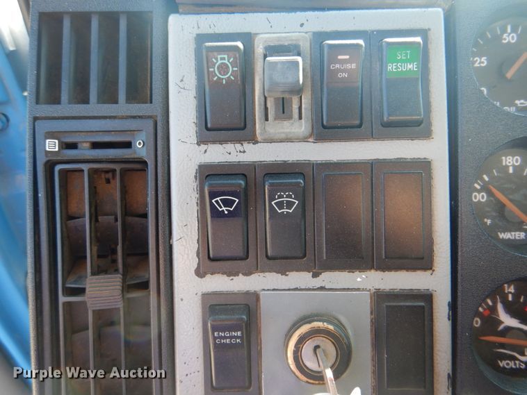 image for item HT9464 2000 Freightliner FL70  utility / service truck