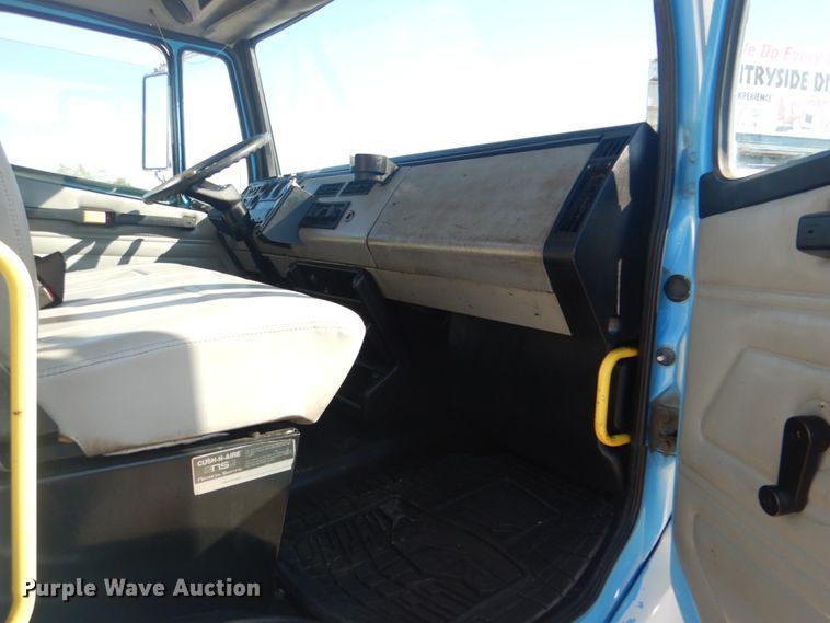 image for item HT9464 2000 Freightliner FL70  utility / service truck