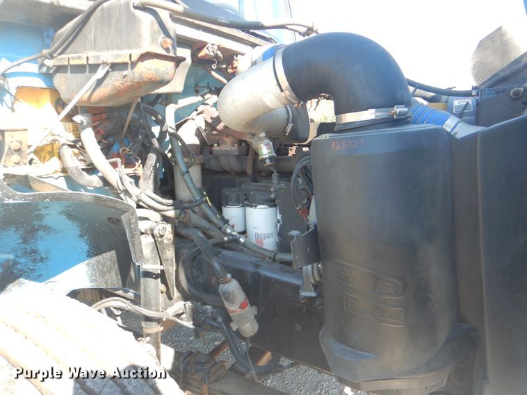 image for item HT9464 2000 Freightliner FL70  utility / service truck