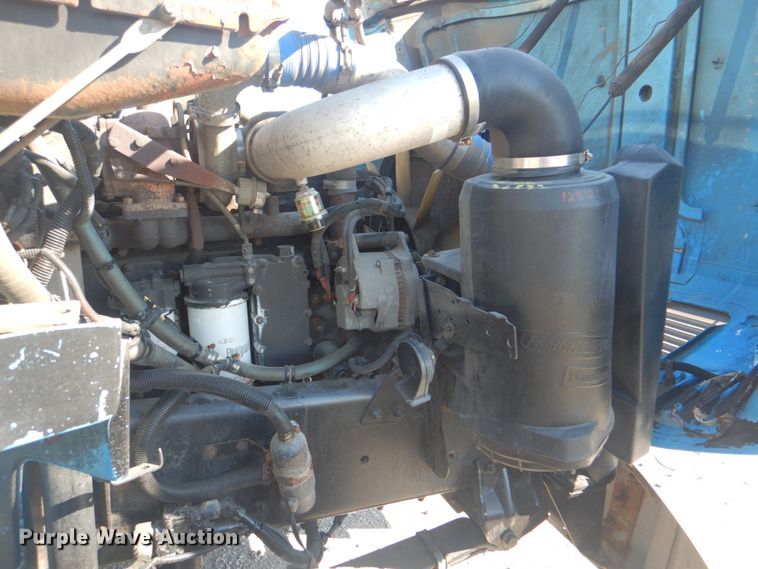 image for item HT9464 2000 Freightliner FL70  utility / service truck