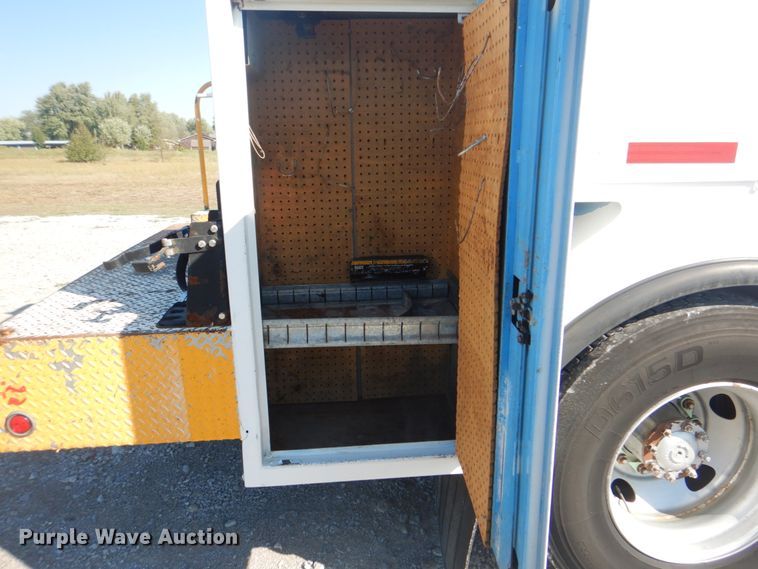 image for item HT9464 2000 Freightliner FL70  utility / service truck