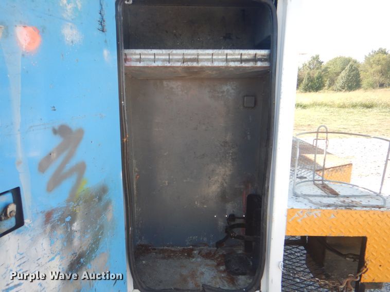 image for item HT9464 2000 Freightliner FL70  utility / service truck