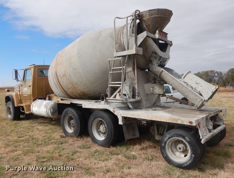 image for item HU9313 1985 Ford LT9000  ready mix truck