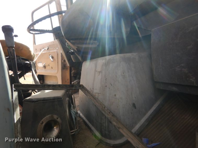 image for item HU9313 1985 Ford LT9000  ready mix truck