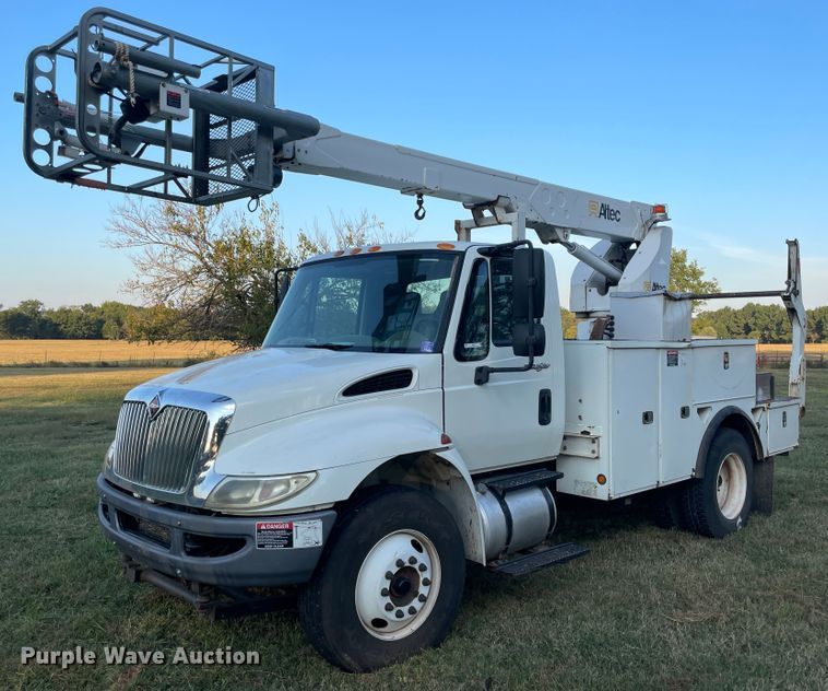 image for item II9424 2012 International DuraStar 4300  bucket truck