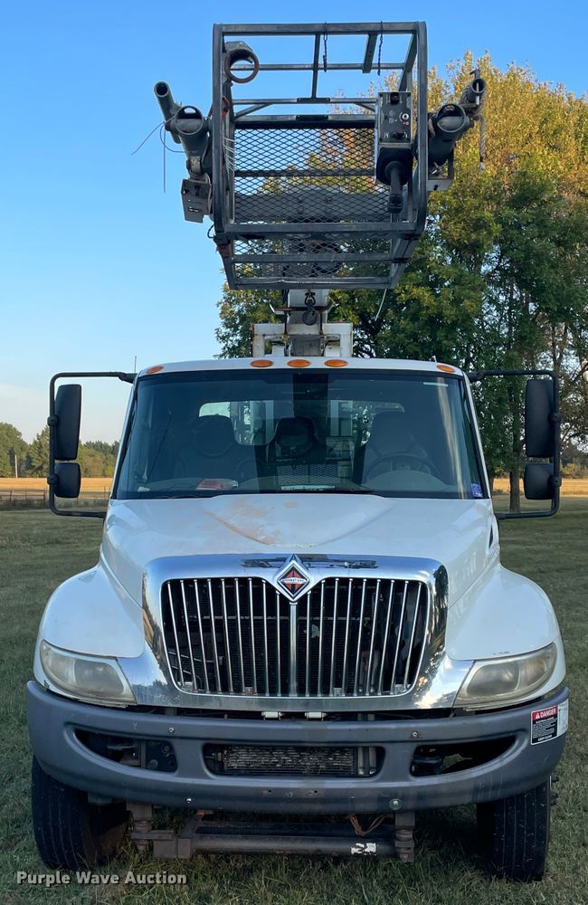 image for item II9424 2012 International DuraStar 4300  bucket truck
