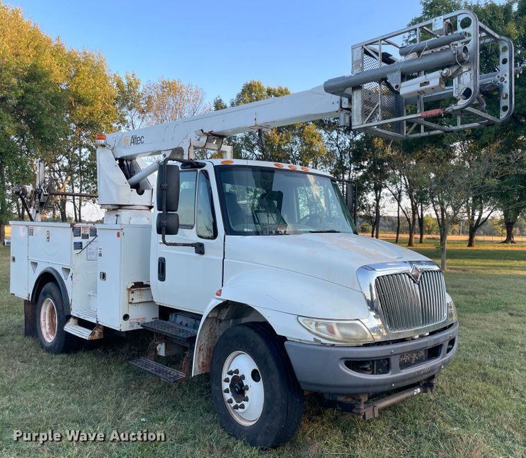 image for item II9424 2012 International DuraStar 4300  bucket truck
