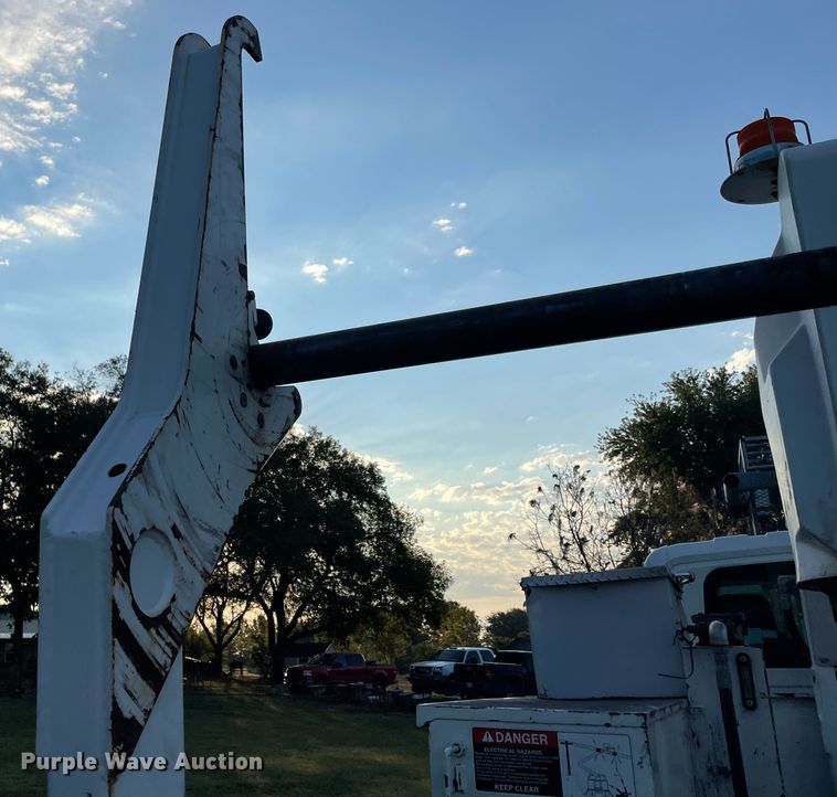 image for item II9424 2012 International DuraStar 4300  bucket truck