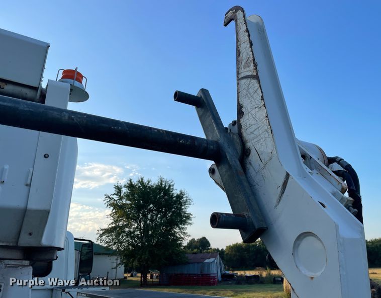 image for item II9424 2012 International DuraStar 4300  bucket truck