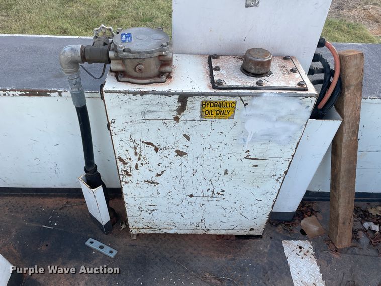 image for item II9424 2012 International DuraStar 4300  bucket truck