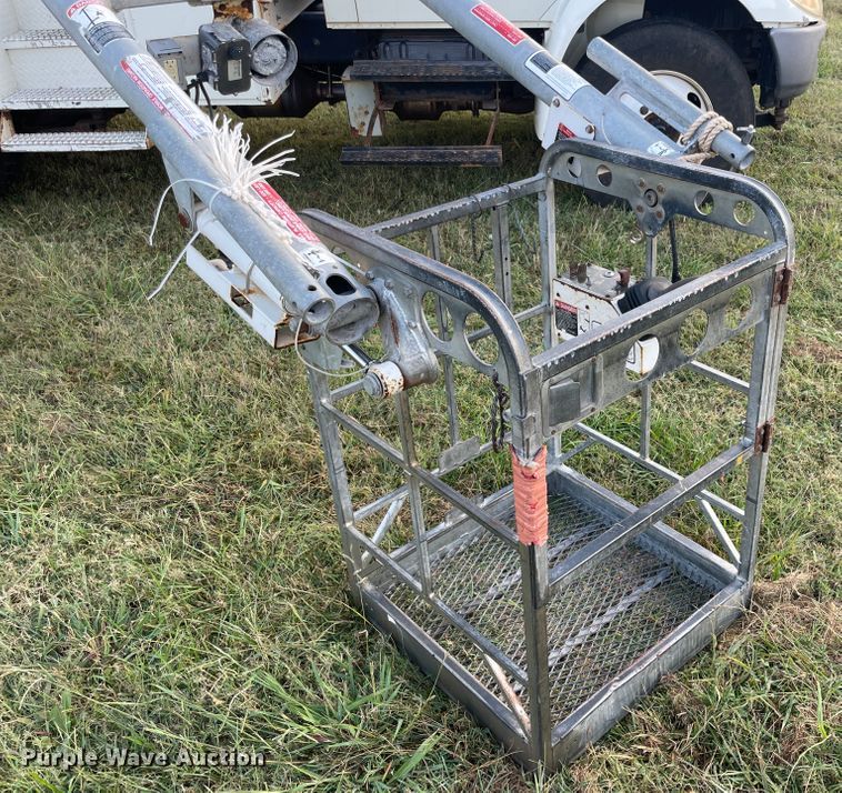 image for item II9424 2012 International DuraStar 4300  bucket truck