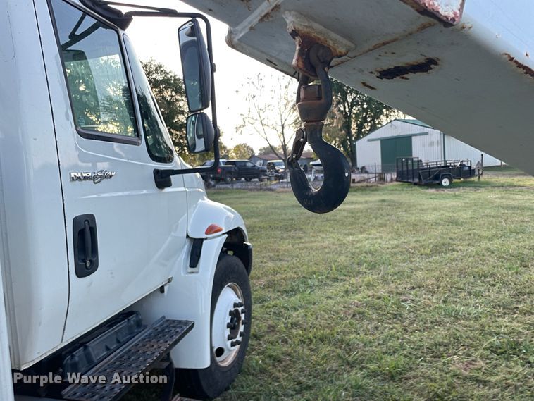 image for item II9424 2012 International DuraStar 4300  bucket truck