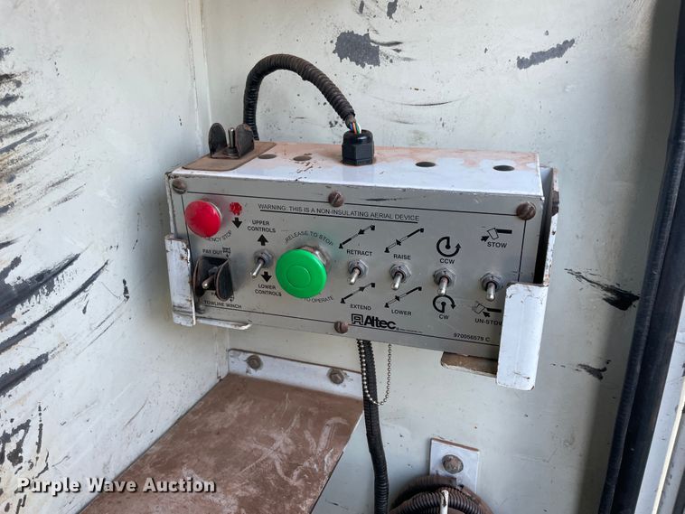 image for item II9424 2012 International DuraStar 4300  bucket truck