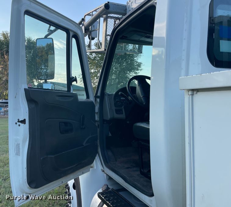 image for item II9424 2012 International DuraStar 4300  bucket truck