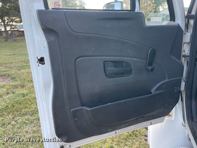 image for item II9424 2012 International DuraStar 4300  bucket truck