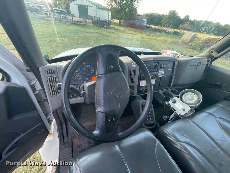 image for item II9424 2012 International DuraStar 4300  bucket truck