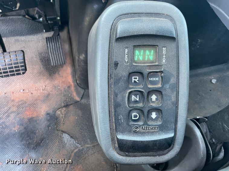 image for item II9424 2012 International DuraStar 4300  bucket truck