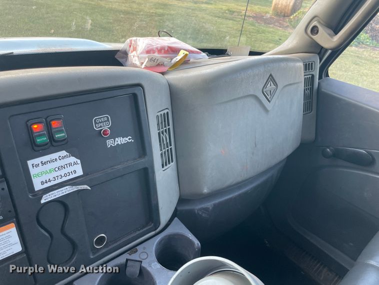 image for item II9424 2012 International DuraStar 4300  bucket truck