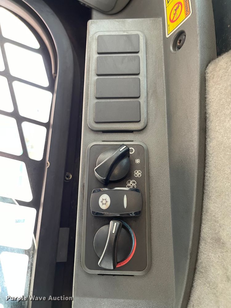 image for item IK9548 2012 Caterpillar 262C  skid steer loader