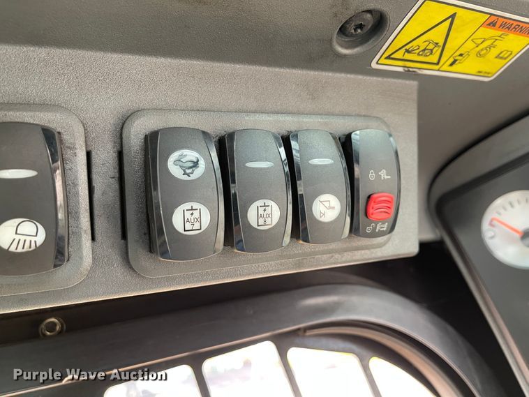 image for item IK9548 2012 Caterpillar 262C  skid steer loader