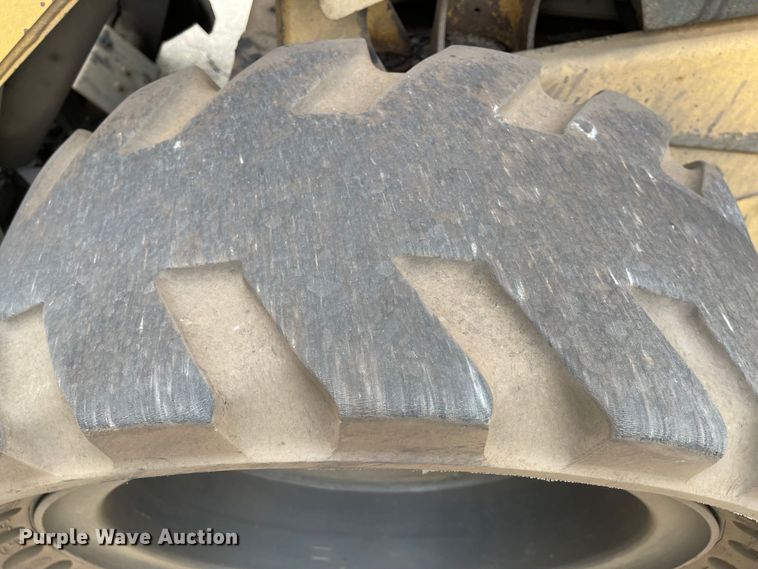 image for item IK9548 2012 Caterpillar 262C  skid steer loader